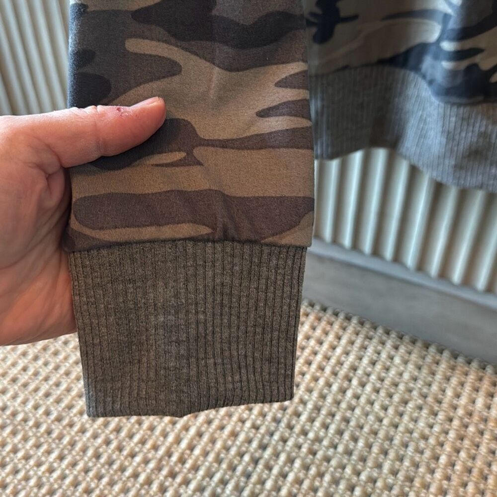 Tiana B. Camo Crew Sweatshirt size medium - Picture 5 of 7
